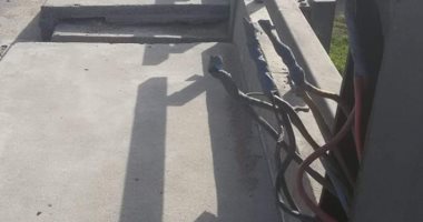 قارئ يرصد عامود إنارة به أسلاك مكشوفة بمنطقة كوبري الفحص فى بنها