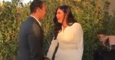 النظرة الاولى للعشاق.. أول لقطة من خطوبة هنادي مهني وأحمد خالد صالح "فيديو"