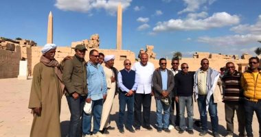 وزير الخارجية يختتم زيارته لمحافظة الأقصر بجولة سياحية مميزة.. سامح شكرى يلتقى بالسائحين ويستمع لآرائهم حول تطوير المواقع الأثرية.. ويحضر عروض "الصوت والضوء" بالكرنك برفقة عائلته.. صور