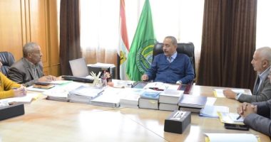 صور.. محافظ الإسماعيلية يستعرض الموقف التنفيذى لسير العمل بالمجمع التعليمي للغات
