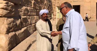 سامح شكرى وعائلته يزورن المعابد والمقابر بالأقصر ويشهدون الصوت والضوء.. صور