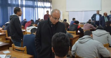 رئيس جامعة الزقازيق يتفقد لجان امتحانات نصف العام 
