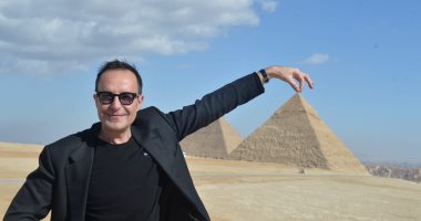 صور.. مايكل كوست يزور الأهرامات بصحبة زاهى حواس وليلى علوى وزينب بشير