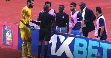 فيديو.. "السحر"؟.. خناقة بسبب "فوطة" بين حارس الزمالك والطفل حامل كرات