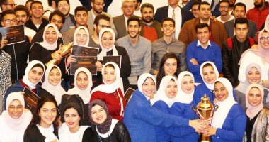صور.. طلاب جامعة المنصورة يبتكرون طريقة لرصف الطرق بخلط البلاستك مع الزلط