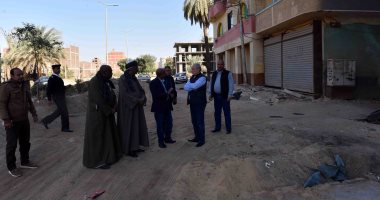 صور.. محافظ الأقصر يتابع إصلاح هبوط أرضى بشارع التليفزيون