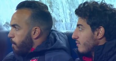 توزيع "لبان" على دكة الأهلى قبل مواجهة بلاتينيوم.. فيديو