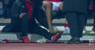 لقطة المباراة.. قائد الأهلى يعالج قدم سعد سمير بعد الإصابة أمام بلاتينيوم (فيديو)