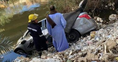 صور .. سقوط سيارة بترعة المروطية ونجاة قائدها من الموت 