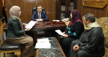 صور.. محافظ المنوفية يفحص طلبات المواطنين بمكتبه