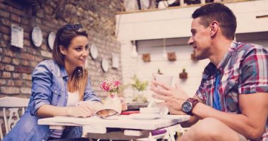 كيف تتعاملين مع شريكك الكتوم؟ "اقبليه كما هو وبادرى بالحديث"