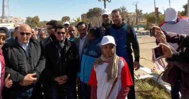 صور.. وزير الشباب يتفقد معسكر "شارك ونظف" والصالة المغطاة بمدينة الخارجة