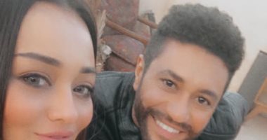 راندا البحيرى ومحمد عز بنفس الجاكيت فى كواليس "باركود 615"