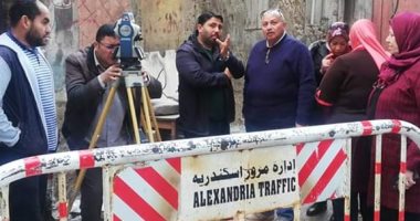 صور.. رئيس حى غرب الإسكندرية يتابع أعمال ثبات العقار المائل بالورديان
