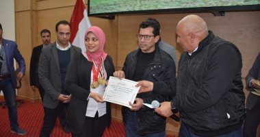  وزير الشباب يكرم الأبطال الرياضيين وفريق مبادرة عنيك في عنينا بالوادى الجديد 