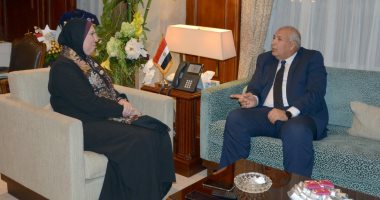 وزيرة الصناعة تستعرض مع محافظ الوادى الجديد تعزيز فرص الاستثمار الصناعى