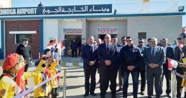 صور .. وزير الشباب والرياضة يصل الوادى الجديد ويزرع نخلة ضمن مبادرة أزرع نخلة بحديقة المطار 