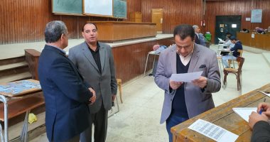 نائب رئيس جامعة أسيوط يضبط حالة غش خلال جولته بلجان امتحانات كلية الآداب
