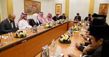 د.العيسى يجتمع برئيس المجلس الشعبي الإندونيسي ويتلقى دعوة لزيارة جاكرتا