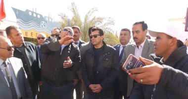 صور.. وزير الشباب يفتتح مشروعات بـ 10 ملايين جنيه فى الوادى الجديد .. "صبحى" يوافق على تنظيم نهائى دورى مراكز الشباب وفتح باب الاستثمار الرياضى بالمحافظة.. والمحافظ يتخصص 1000 فدان لمبادرة إنتاج الحرير