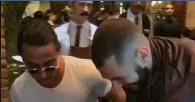 شاهد.. كريم بنزيما يتناول اللحم بالذهب فى دبي