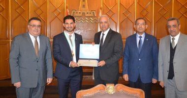الكردى يكرم مدرب فريق الكاراتيه المصرى بعد حصد لقب بطولة العالم للشباب 2019