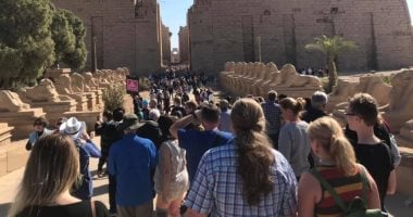 صور.. إقبال مميز من الأفواج السياحية معالم الأقصر للاستمتاع بدفئ الشتاء