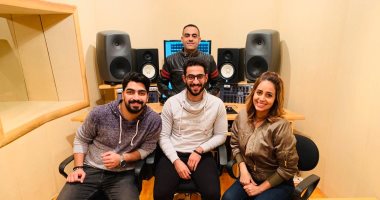 شاهد.. رنا سماحة ومينا عطا والموزع سام إيميل ينتهون من تتر "باب الغنا"