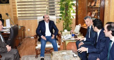 فيديو وصور.. محافظ أسوان يلتقى مستثمرى الطاقة الشمسية فى بنبان