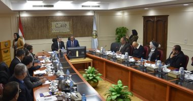صور.. اجتماع مجلس جامعة مطروح بحضور المحافظ لأول مرة عقب توليه المنصب
