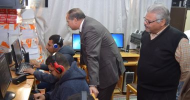 طلاب مركز نور البصيرة يؤدون الامتحانات إلكترونياً بجامعة سوهاج.. صور