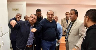 صور.. سكرتير عام الأقصر يواصل جولاته ويتفقد العمل فى إدارات ديوان المحافظة