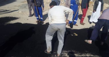 بدء رصف منطقة الشيخ عطيوة بعد مد خط الغاز الطبيعى مرسى بمطروح ..صور