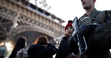 إجراءات أمنية مشددة فى منطقة برج إيفل استعدادا لعيد الميلاد 
