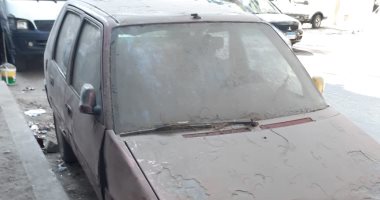 شكوى من تواجد سيارة متهالكة تحولت إلى مقلب للقمامة فى شارع النادى بالمعادى