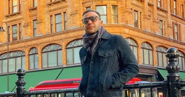 محمد إمام ينشر صورة أمام محل " هارودز ": عمر أفندى بتاع لندن