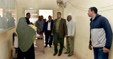 صور.. سكرتير عام الأقصر يوجه موظفى الإدارات بحسن معاملة المواطنين وحل مشاكلهم