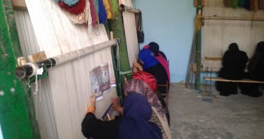 صور.. أول وحدة بالصعيد لصناعة السجاد اليدوى بتمويل 2.8 مليون جنيه بأبو تيج فى أسيوط