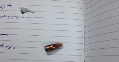 العناية الإلهية تنقذ طفلة سعودية من رصاصة اخترقت كتابها المدرسى.. صور