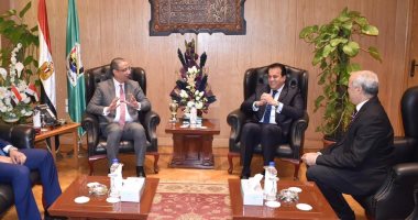 صور.. محافظ الفيوم يستقبل وزير التعليم العالى لافتتاح المستشفى الجامعى الجديد