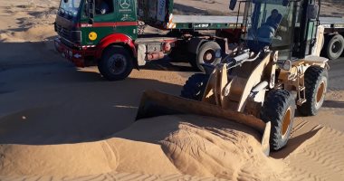 صور .. فتح طرق مغلقة بالرمال بمناطق وسط سيناء أمام المواطنين
