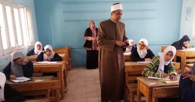 صور.. رئيس منطقة الأقصر الأزهرية يتفقد امتحانات النقل الإعدادى والثانوى 