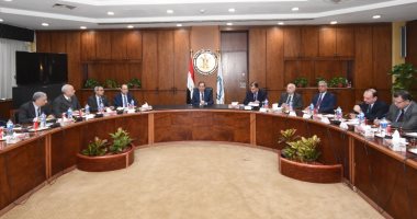 الملا يعقد اجتماعاً مع قيادات البترول لاستعراض أولويات العمل 2020