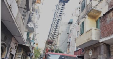 صور.. إنقاذ سيدة من انهيار سلم عقار بمنطقة العطارين بالإسكندرية