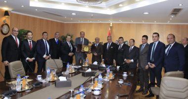 نادى القضاة يمنح وزير العدل درع النادى ويعرض استراتيجية لتطوير سلطة القضاء
