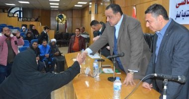 صور.. قروض ومساعدات مالية للأسر الأكثر احتياجا بالمنيا بإجمالى 670 ألف جنيه