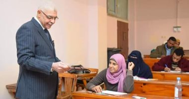 نائب رئيس جامعة المنوفية يتفقد امتحانات الدراسات العليا بكلية الآداب