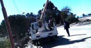 صور.. رفع كفاءة وتركيب وصيانة كشافات على طريق ومحيط دير الشهداء بالأقصر