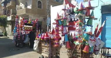 انتشار باعة "الطرابيش" وبابا نويل بشوارع أسوان قبل الاحتفال برأس السنة.. صور