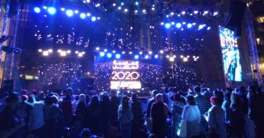 الجمهور يحتشد بجزيرة المارية انتظارًا لحفل تامر حسنى ونانسى عجرم بأبو ظبى